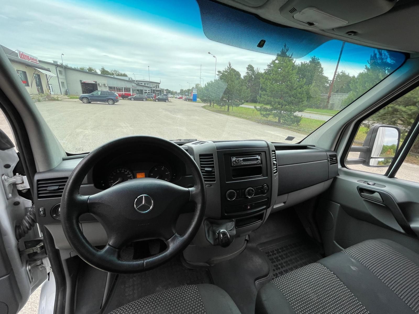 Mercedes sprinter furgona salons ir parādīts ar atvērtām durvīm.