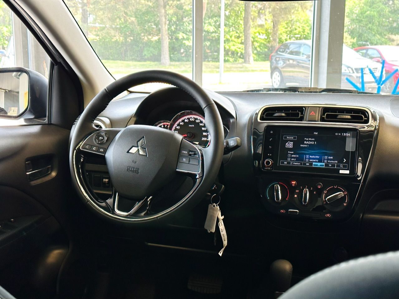 Izstāžu zālē tiek parādīts mitsubishi mirāžas interjers.