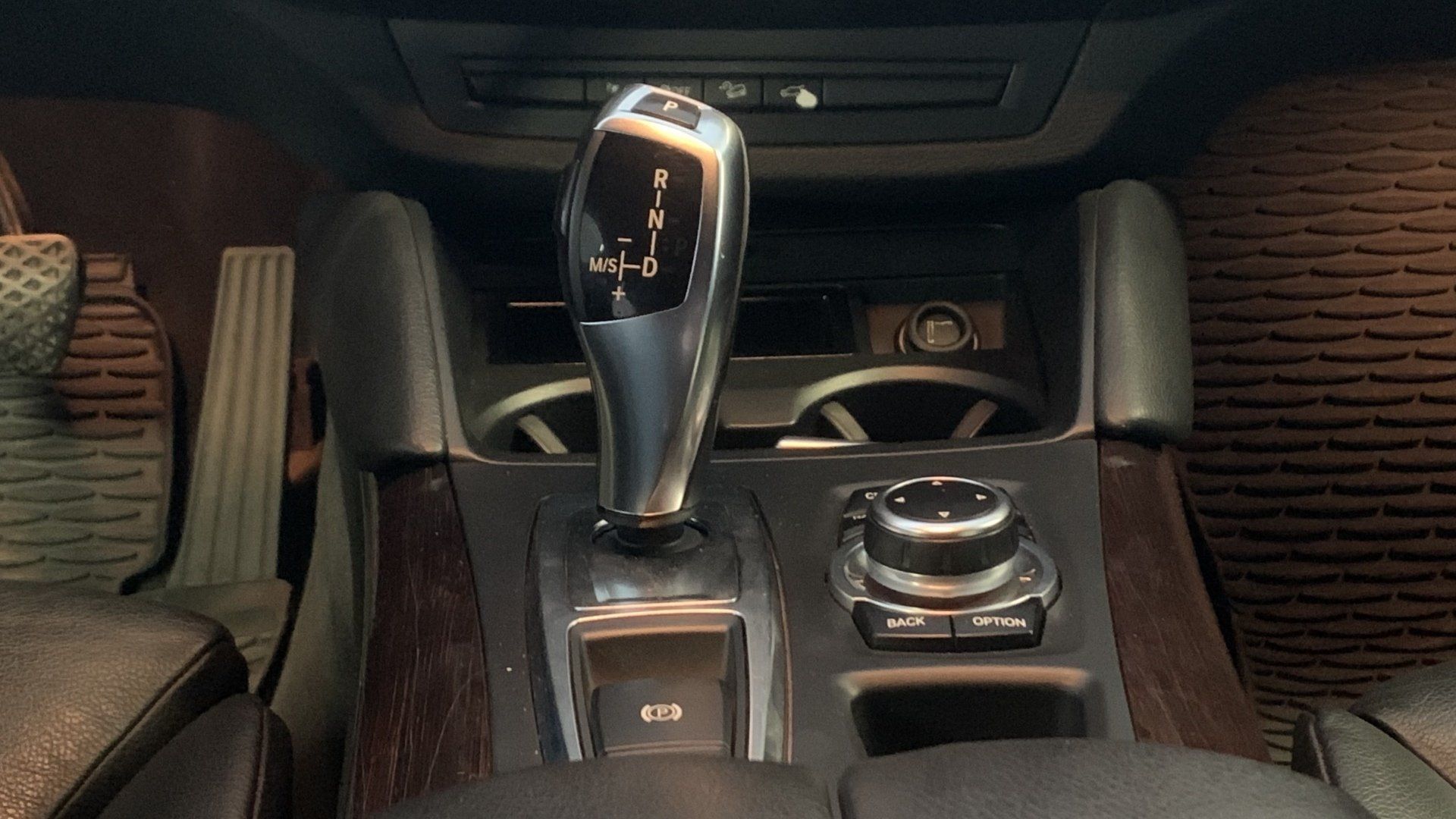 Tuvplāns ar automašīnas pārslēdzēju un vadības ierīcēm