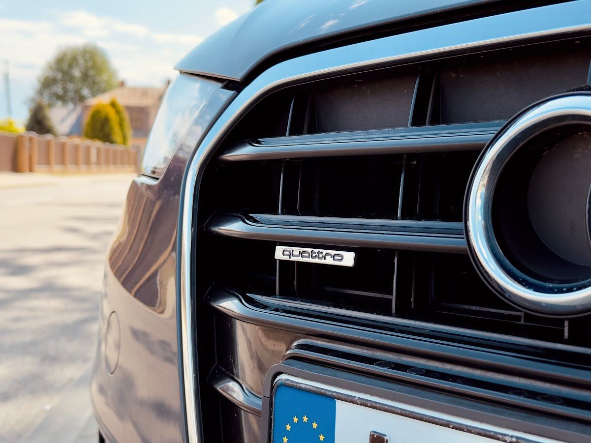 Audi automašīnas priekšējā režģa tuvplāns