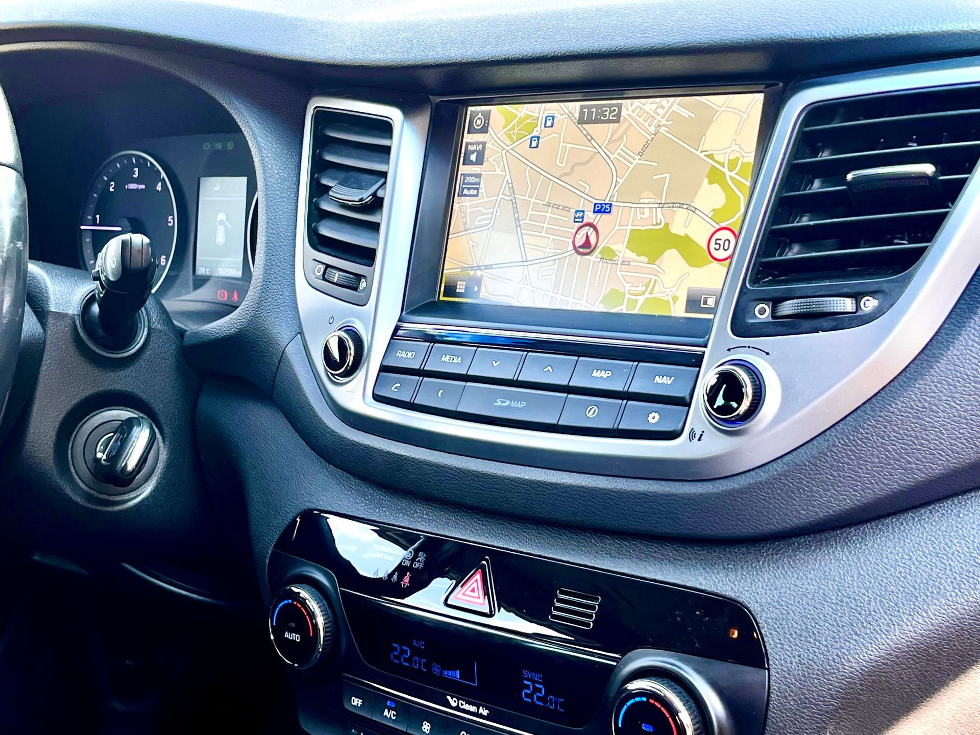 Automašīnas paneļa tuvplāns ar karti ekrānā.