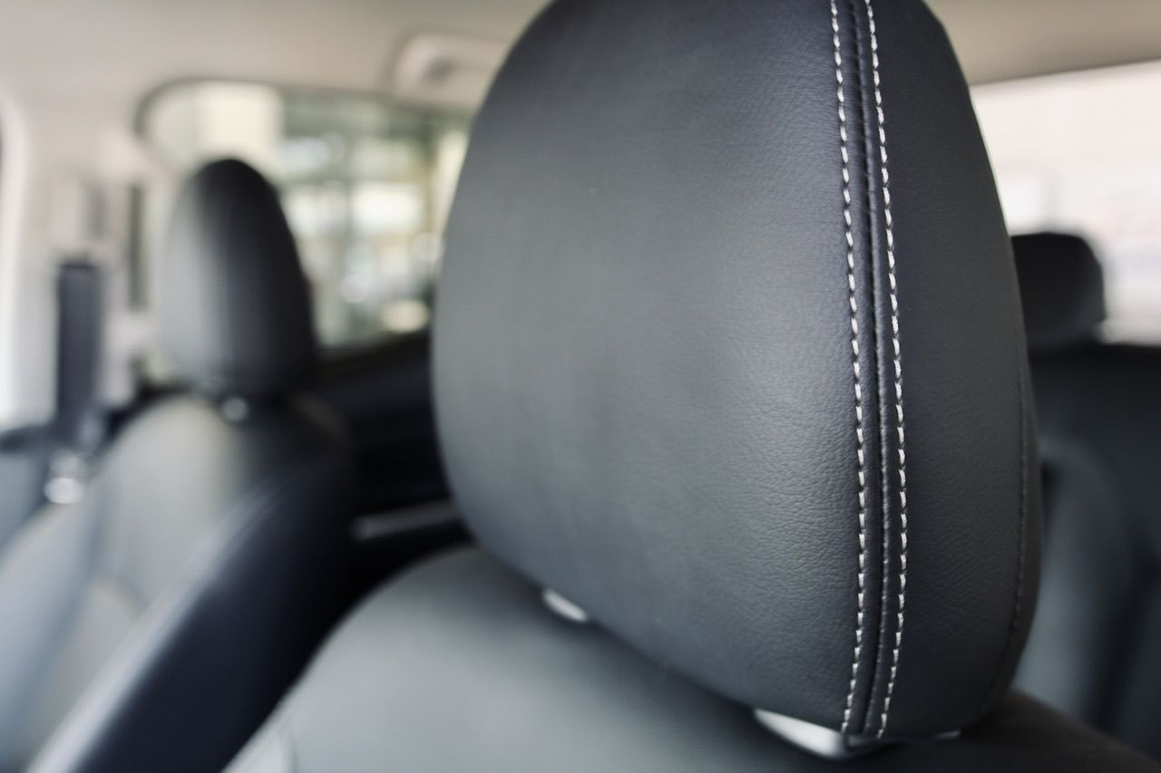 Automašīnas galvas balsta tuvplāns ar baltām šuvēm