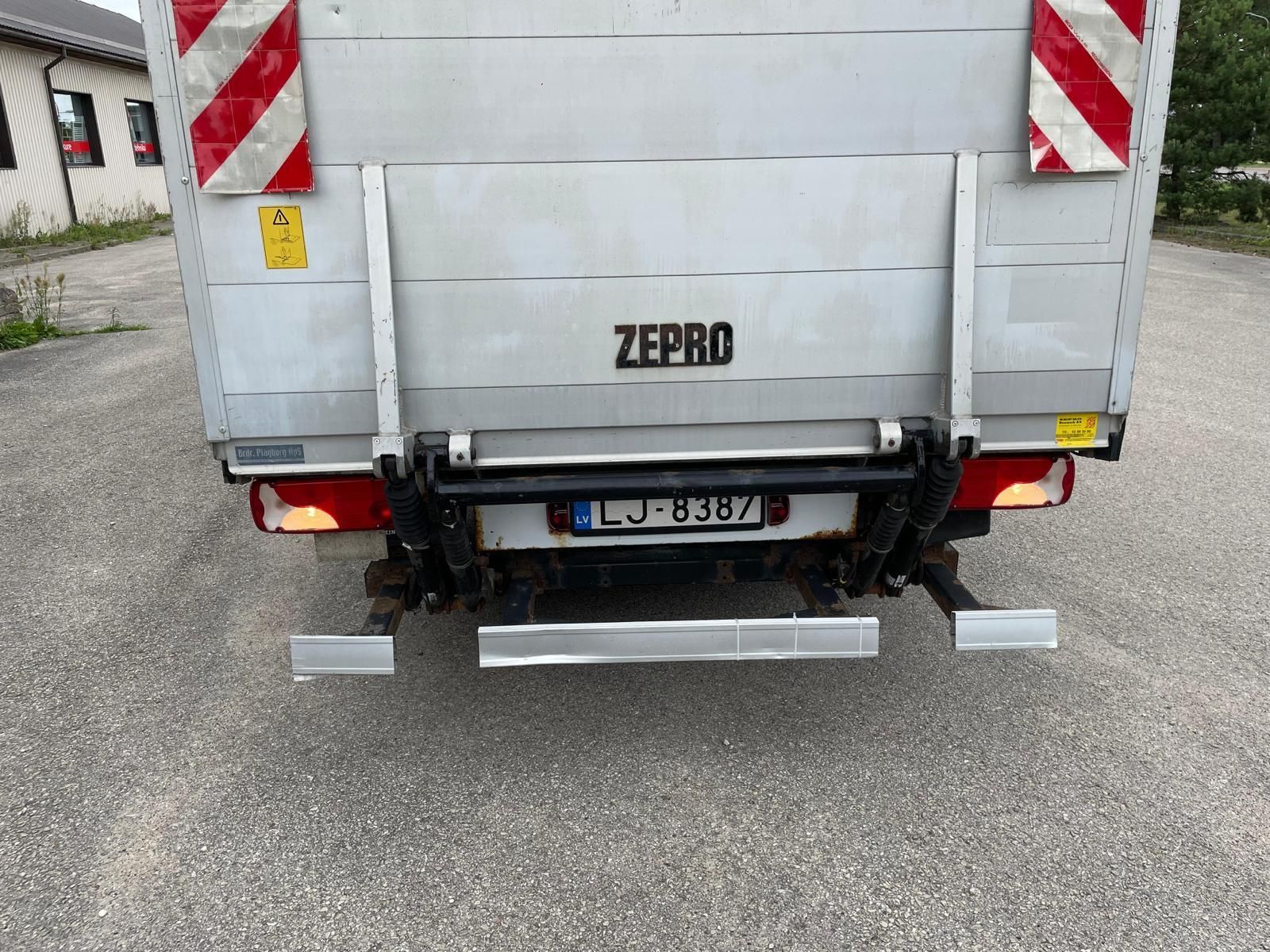 Zepro kravas automašīna ir novietota stāvvietā