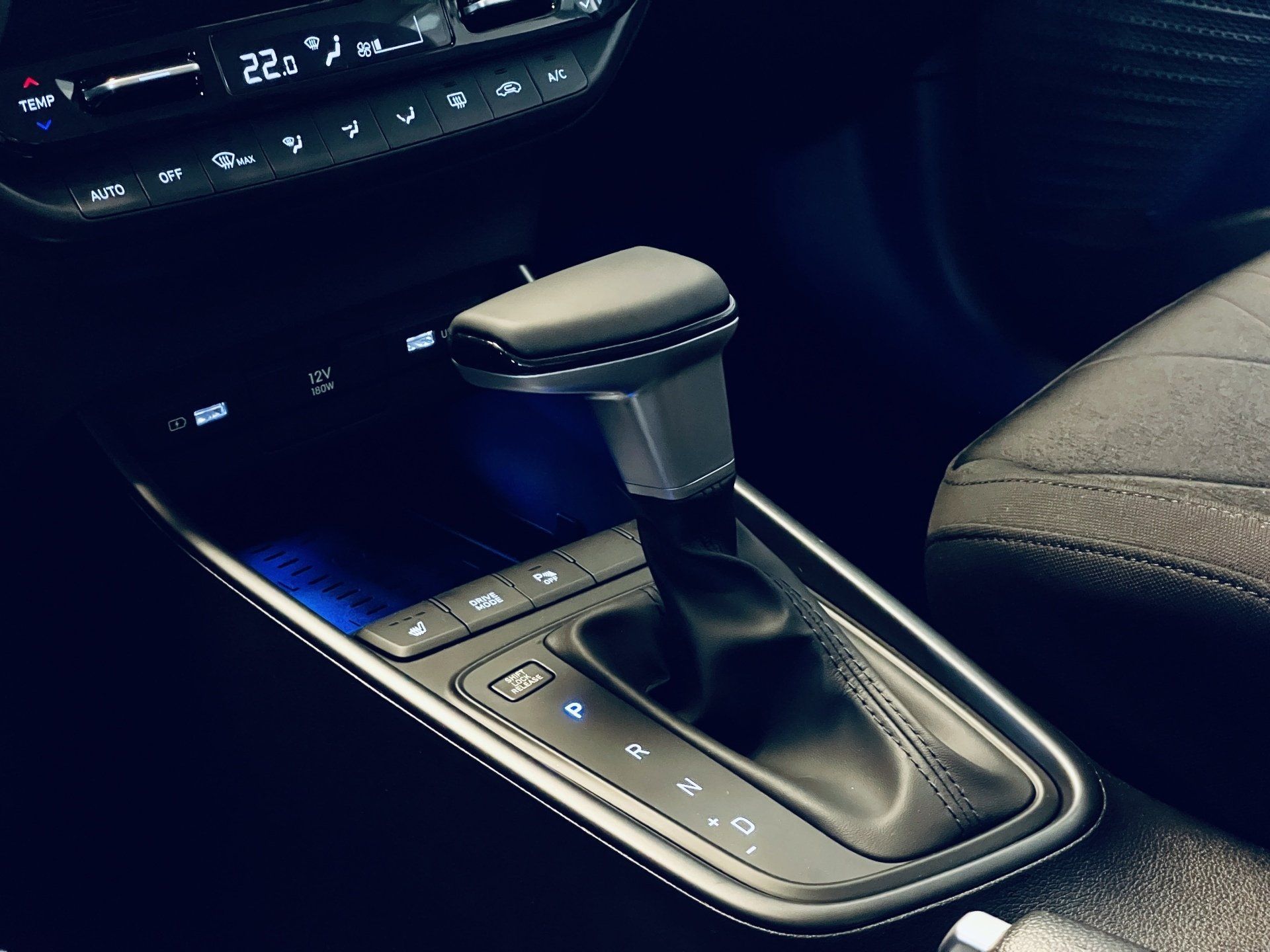 Tuvplāns automašīnas pārslēgam automašīnā.