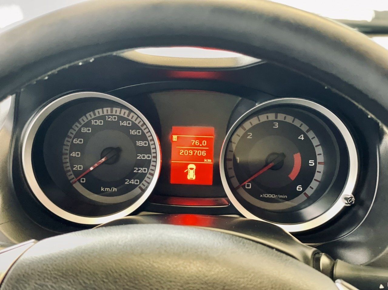 Tuvplāns no automašīnas paneļa