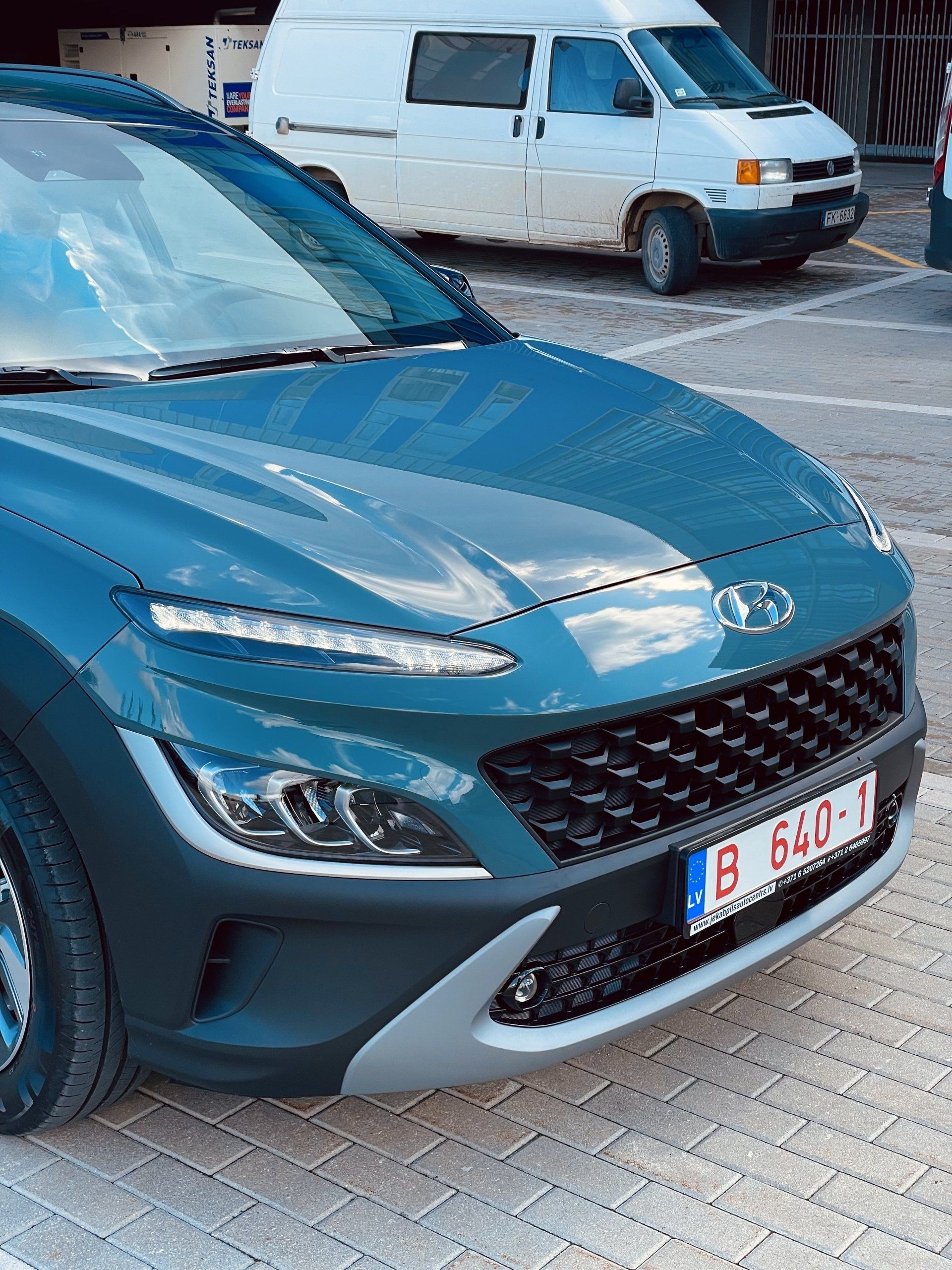 Autostāvvietā ir novietota zila automašīna ar numura zīmi b 660-1.