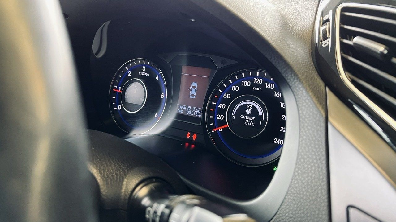 Tuvplāns no automašīnas paneļa.