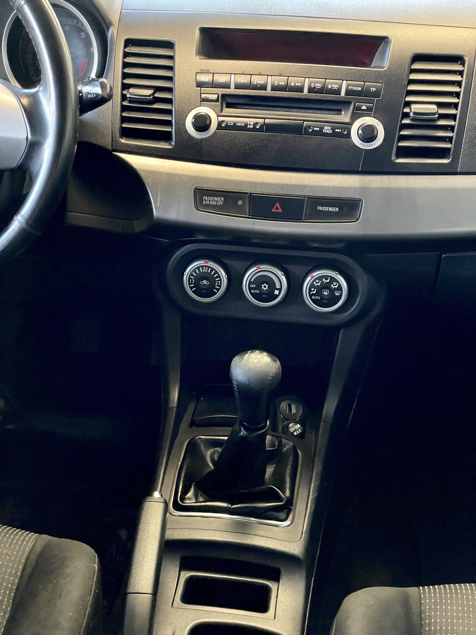 Automašīnas salons ar stūri un radio.