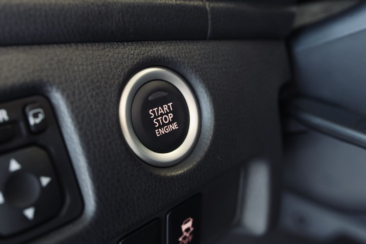 Automašīnas palaišanas apturēšanas pogas tuvplāns