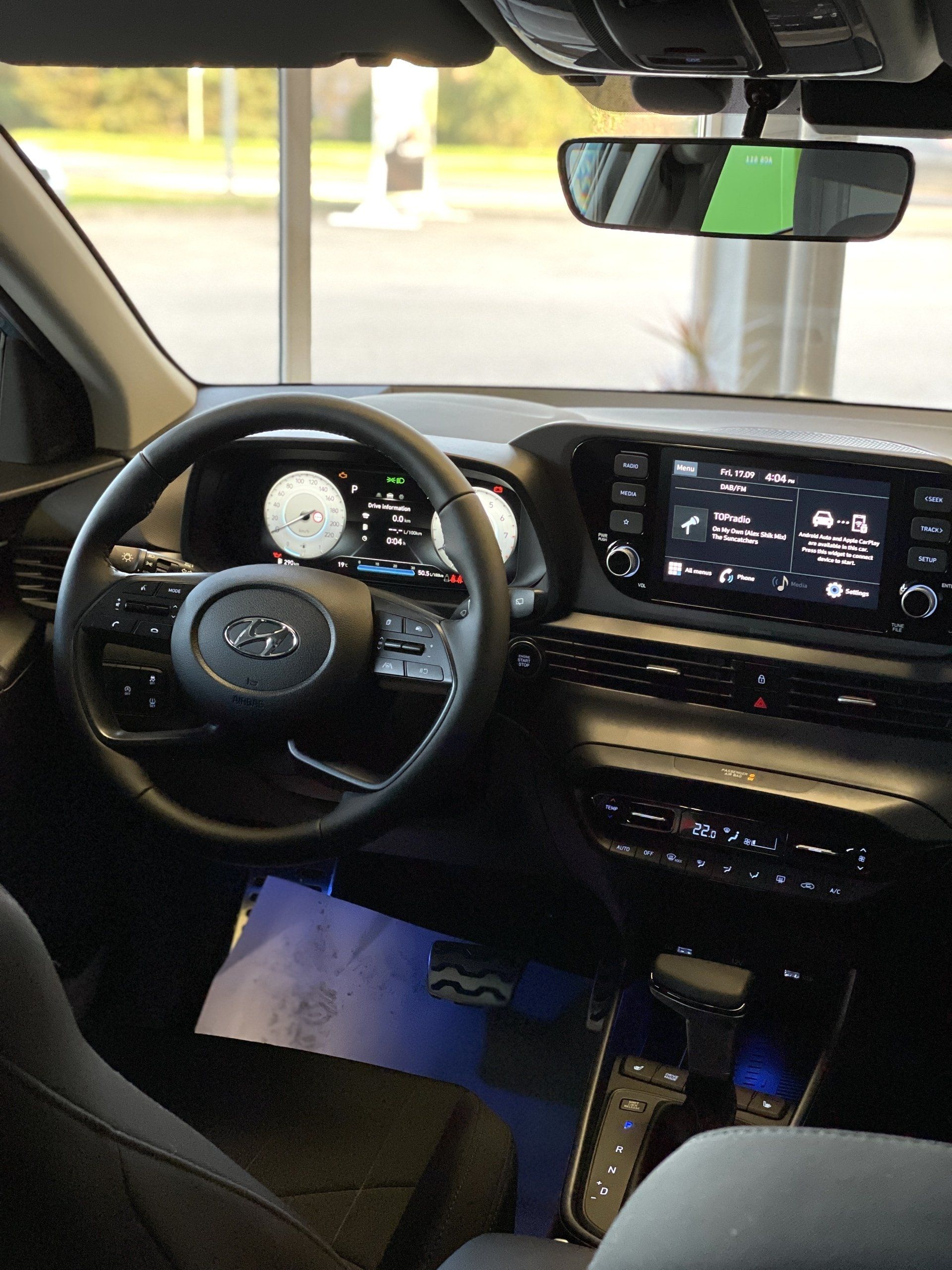 Automašīnas salons ar stūri un instrumentu paneli