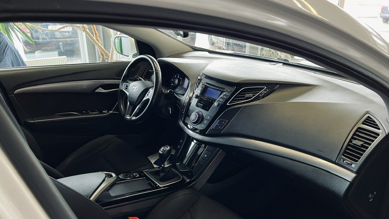 Tuvplāns automašīnas salonam ar atvērtām durvīm.