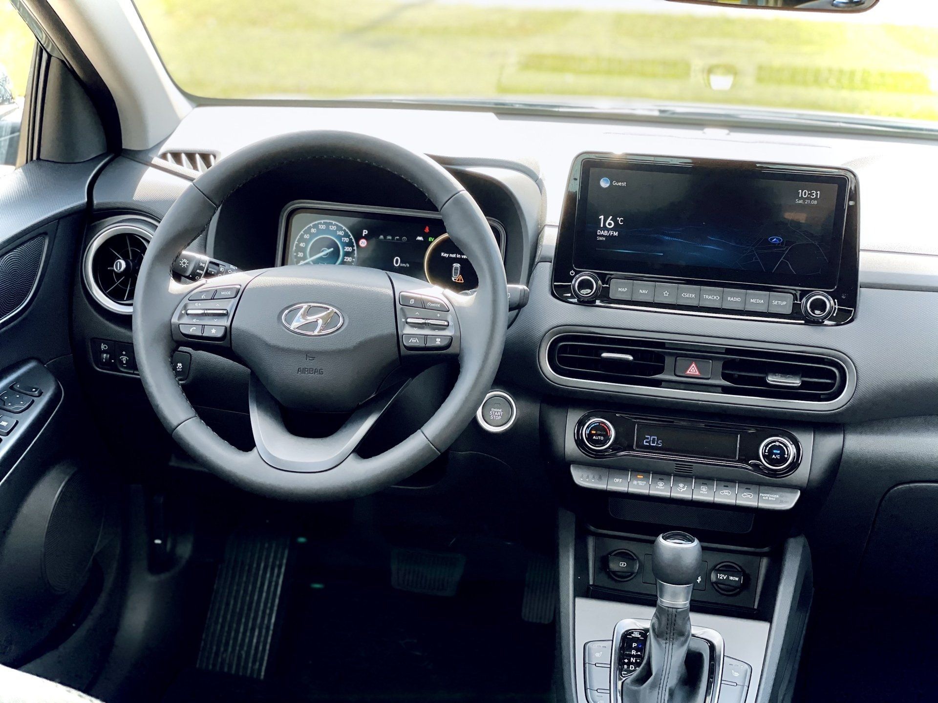 Elektromobiļa hyundai kona interjers ar stūri un instrumentu paneli.