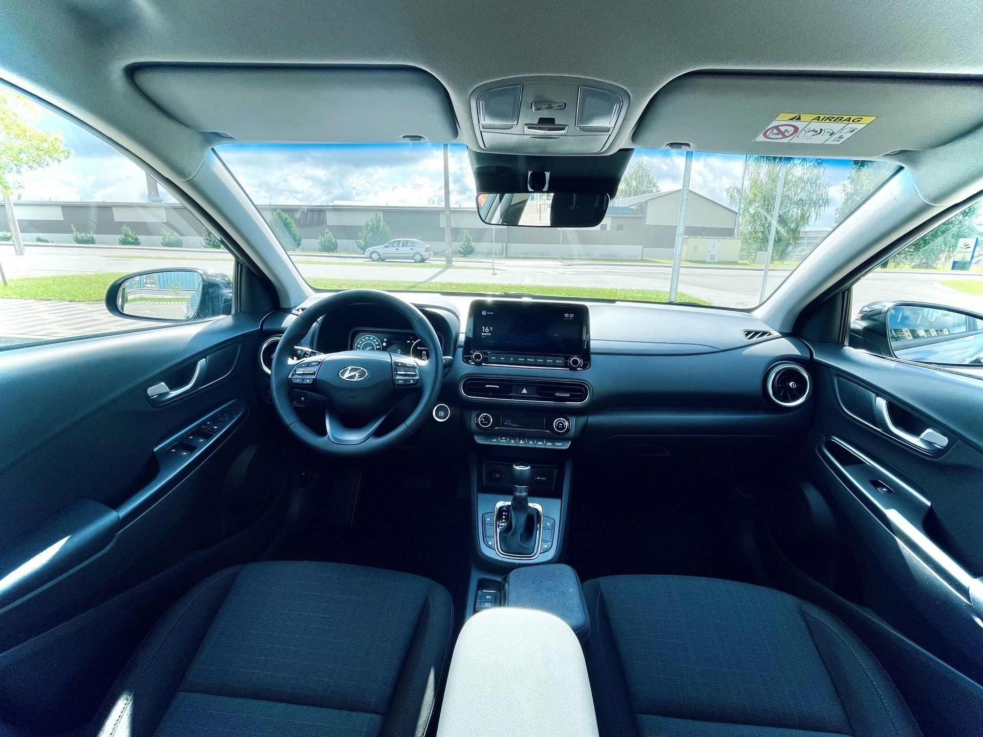 Automašīnas iekšpuse ar stūri un instrumentu paneli