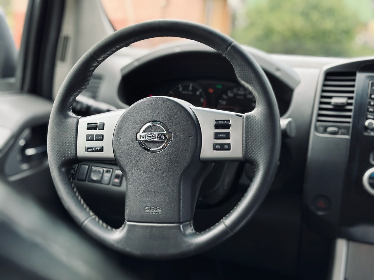 Nissan stūres tuvplāns