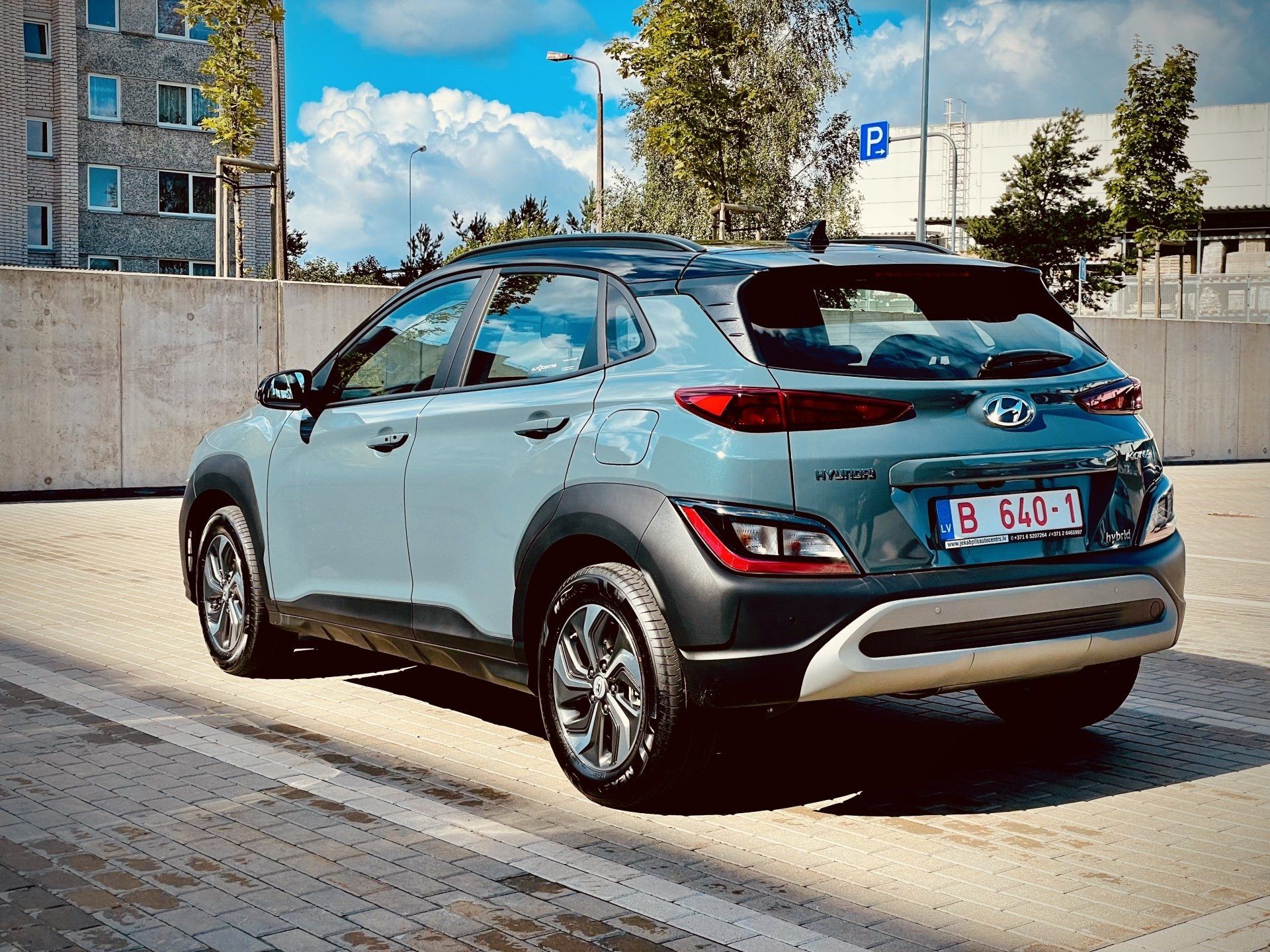 Autostāvvietā ir novietota hyundai kona.