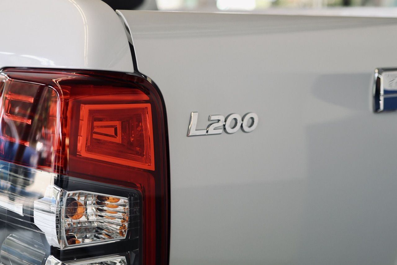 Tuvplāns baltas kravas automašīnas aizmugurējam lukturim.