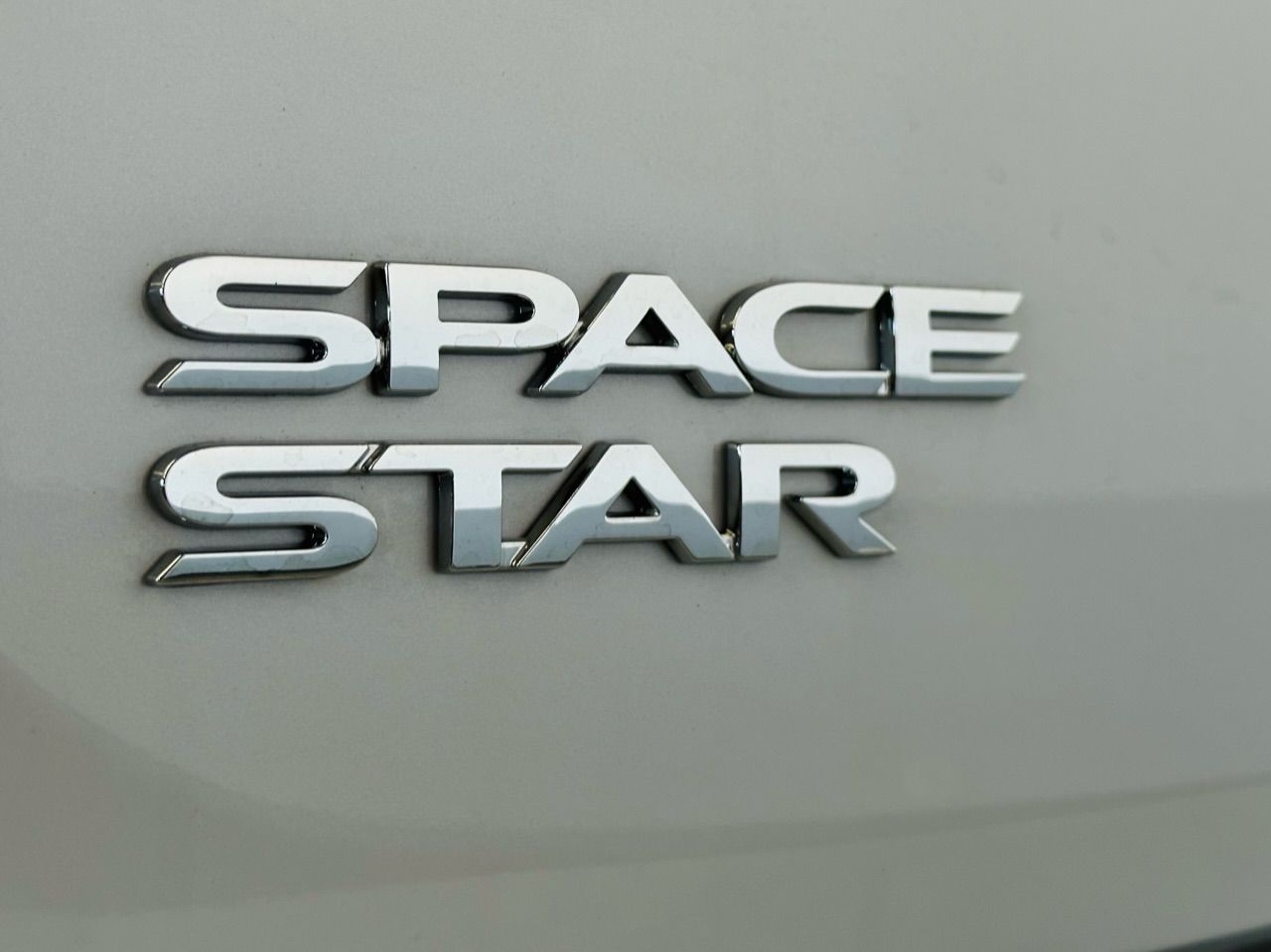 Vārds kosmosa zvaigzne atrodas automašīnas sānos
