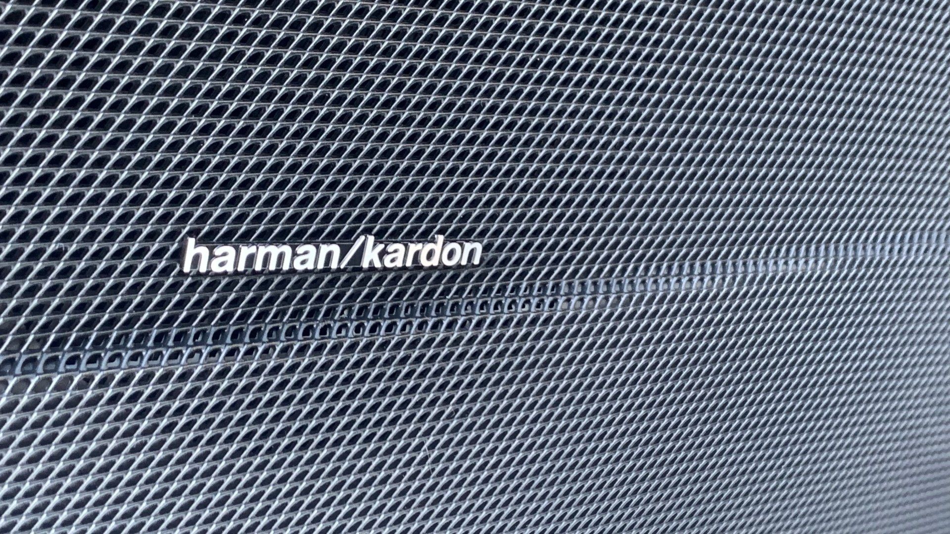 Harman/Kardon skaļruņa tuvplāns.
