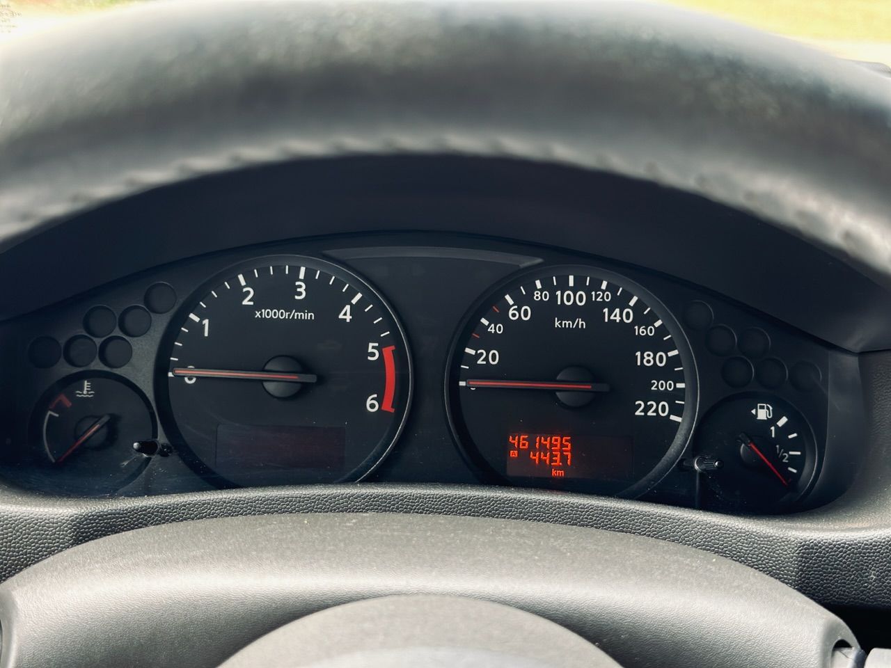 Tuvplāns no automašīnas paneļa, kurā laiks ir 9:39