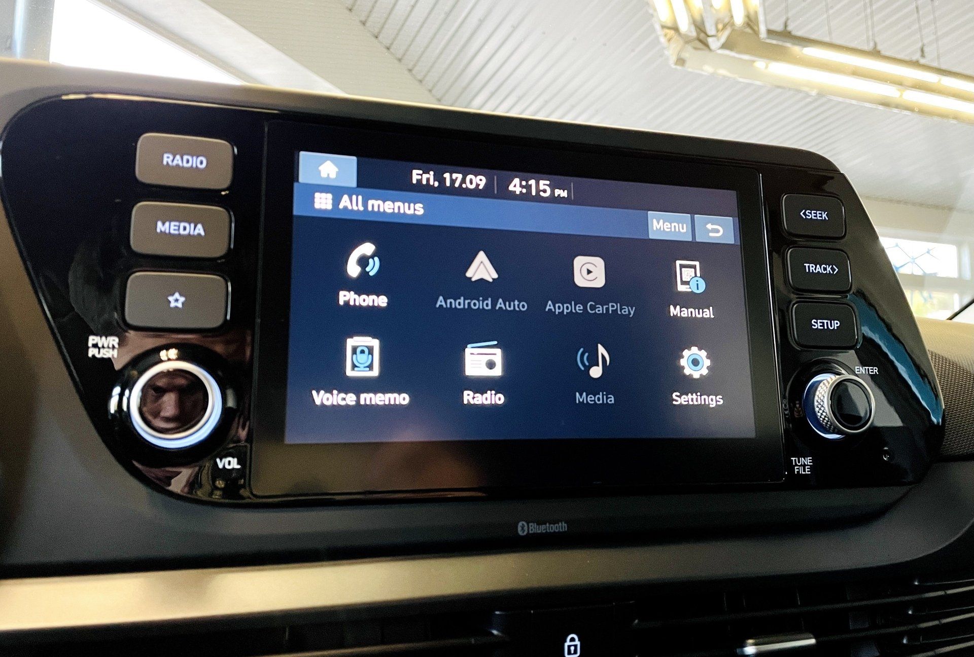 Tuvplāns automašīnas informācijas panelim ar ekrānu, uz kura ir rakstīts “balss piezīme”.