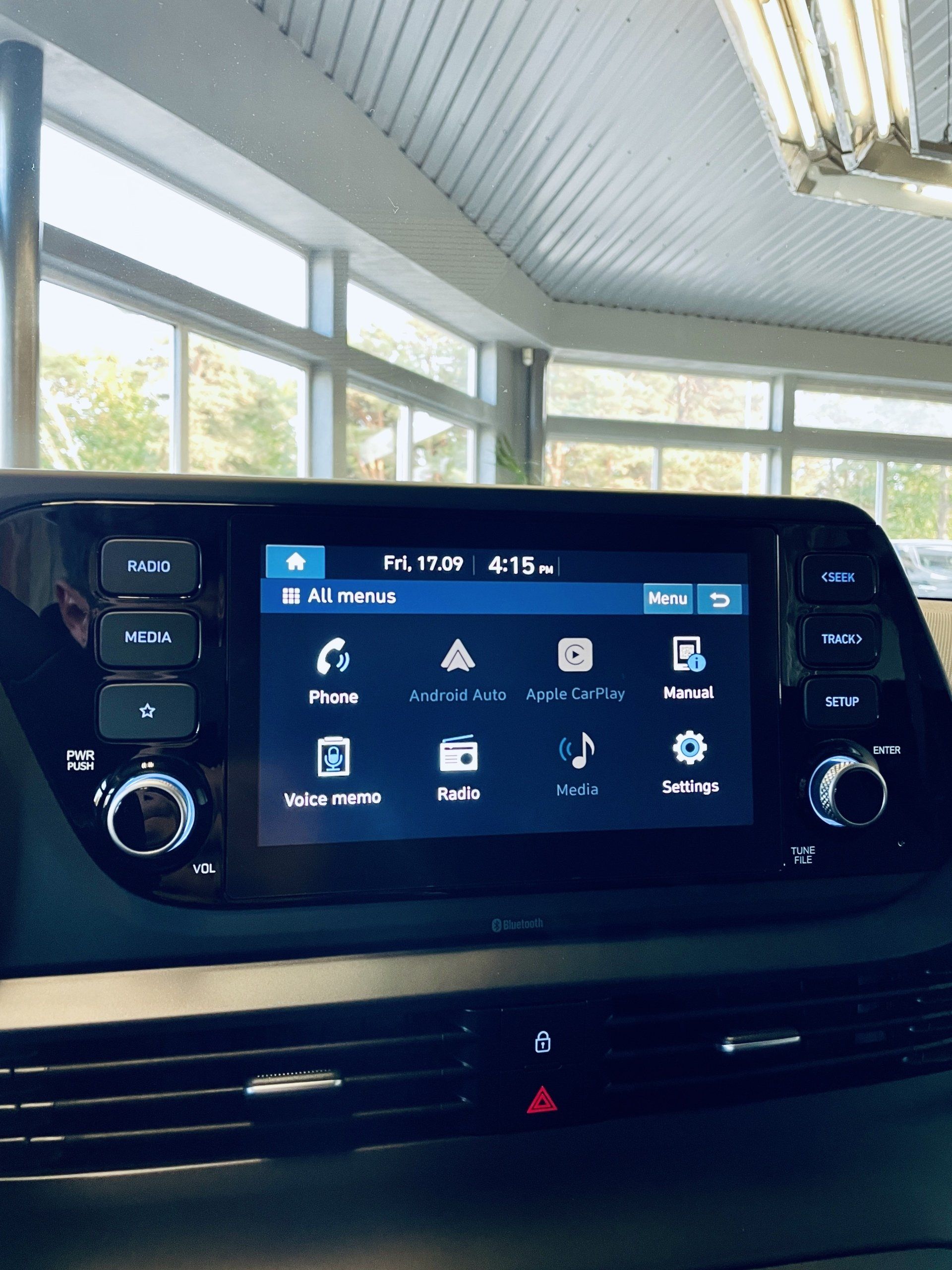 Automašīnas informācijas panelis ar ekrānu ar uzrakstu