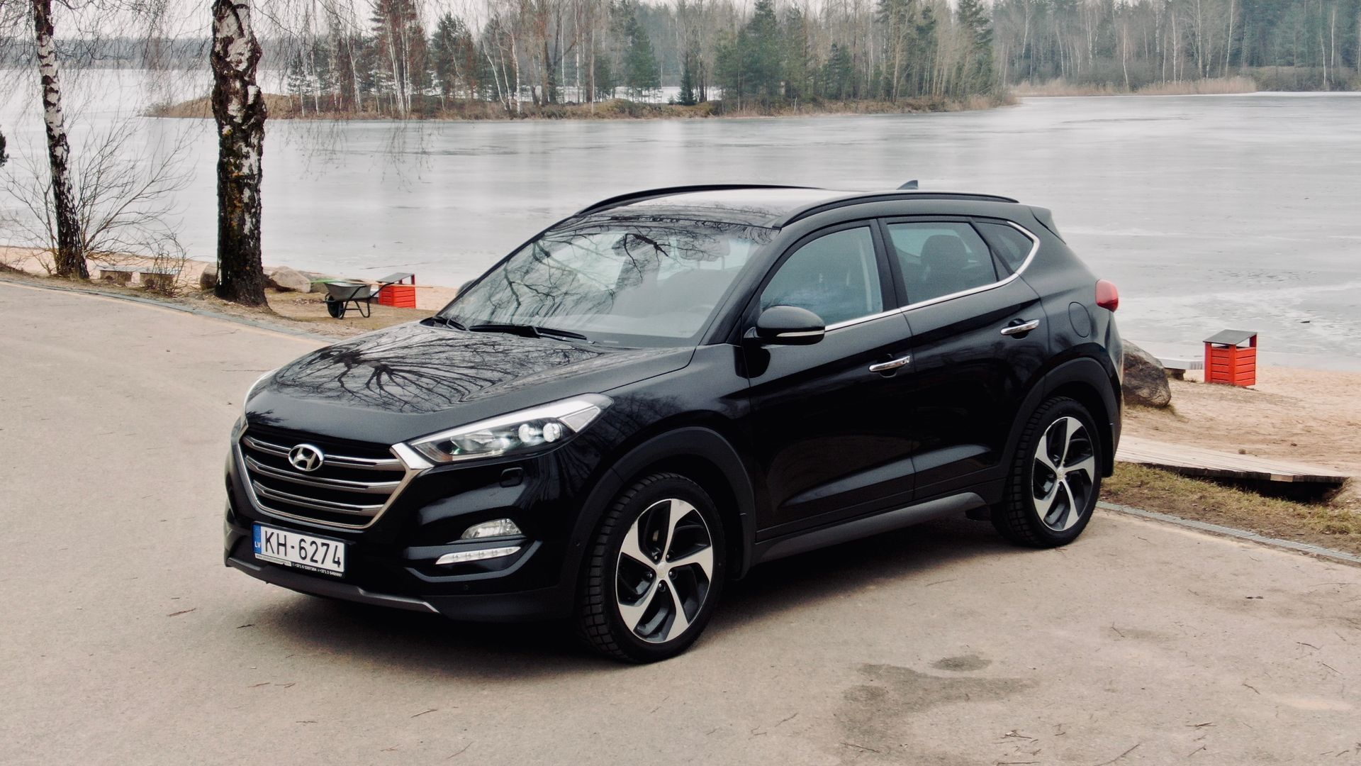 Ūdenstilpes priekšā stāv melns apvidus.