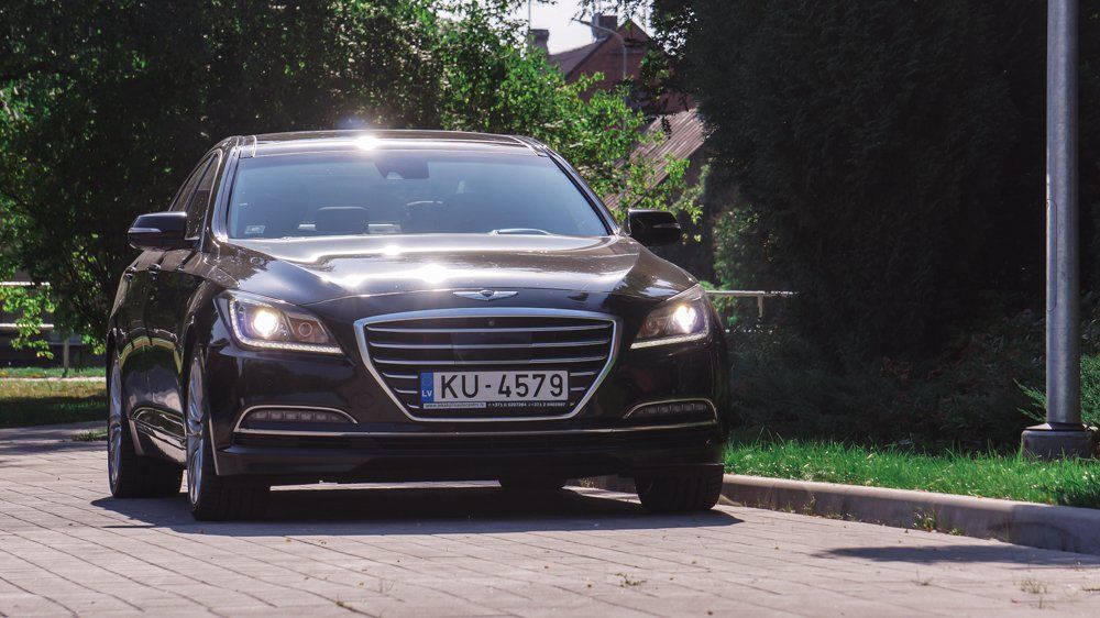 Autostāvvietā stāv melna mašīna ar numura zīmi ku-4979.