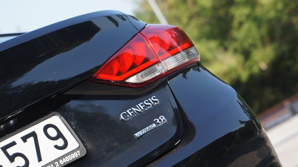 Melna mašīna ar numura zīmi, kas rakstīts 579