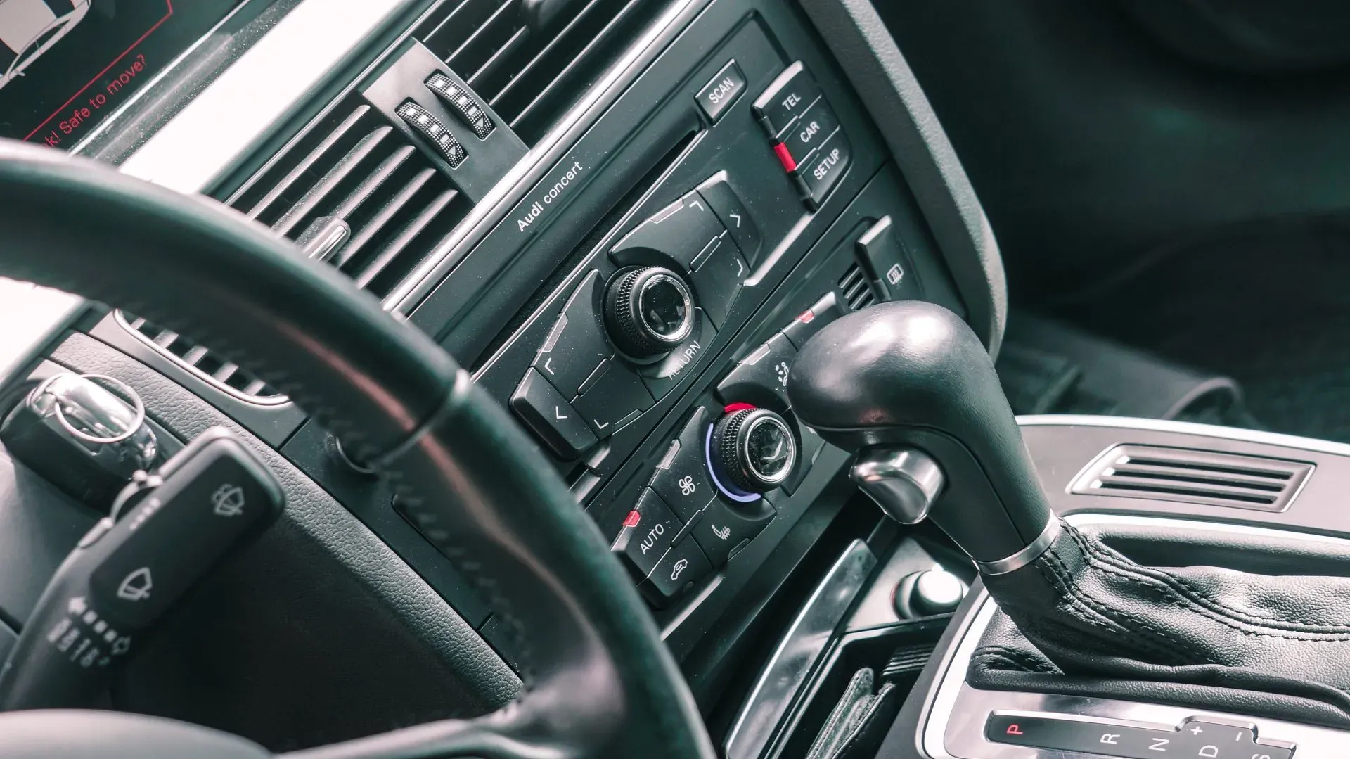 Automašīnas stūres un paneļa tuvplāns