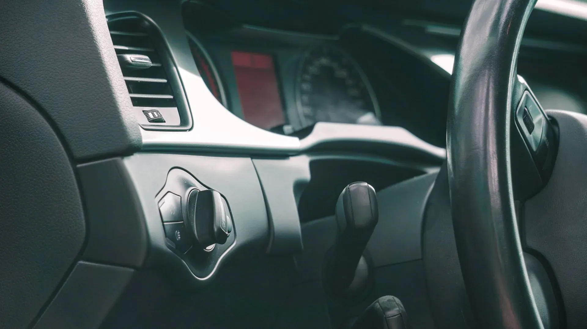 Tuvplāns no automašīnas stūres un paneļa