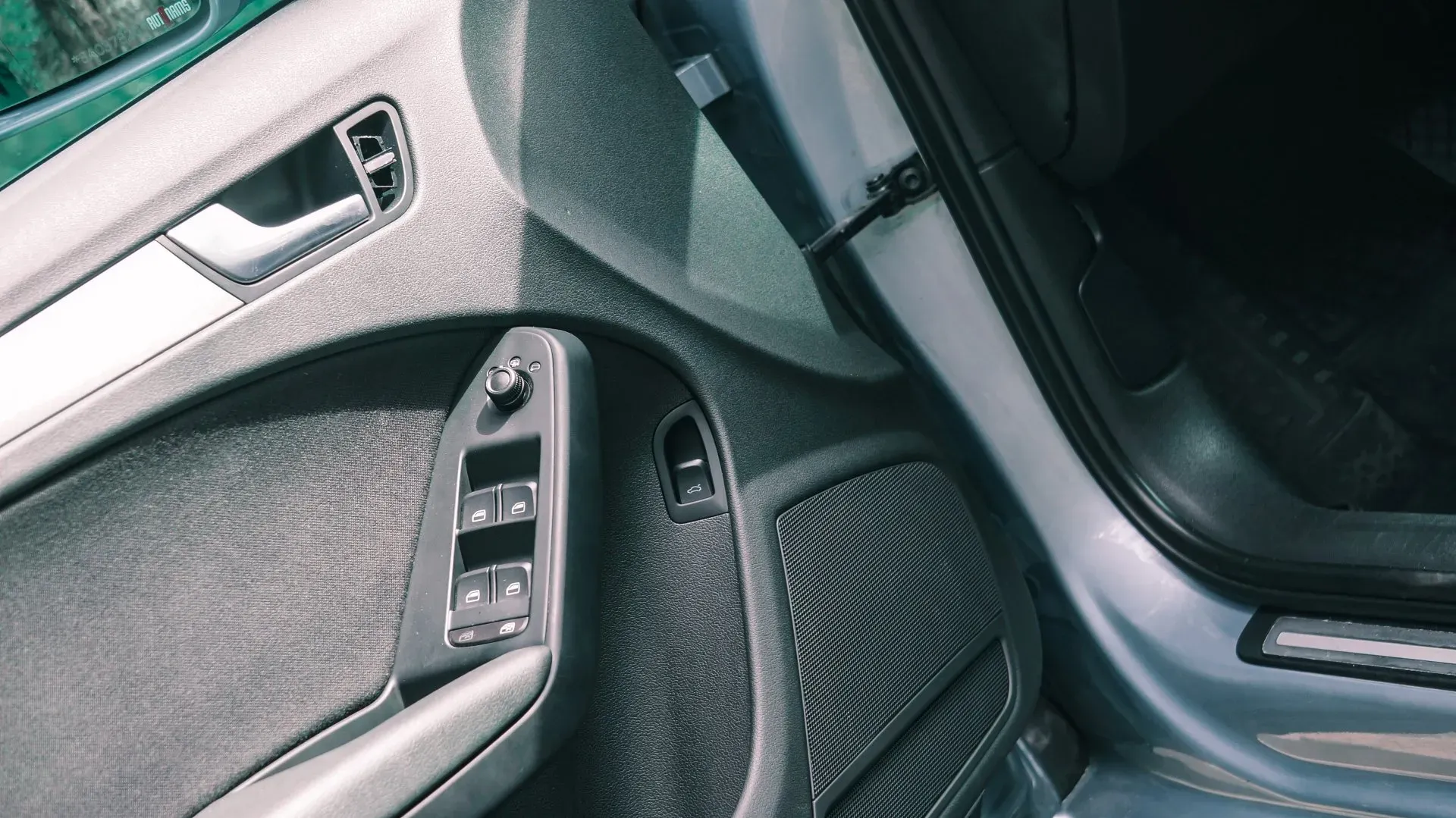 Tuvplāns automašīnas iekšpusei ar atvērtām durvīm