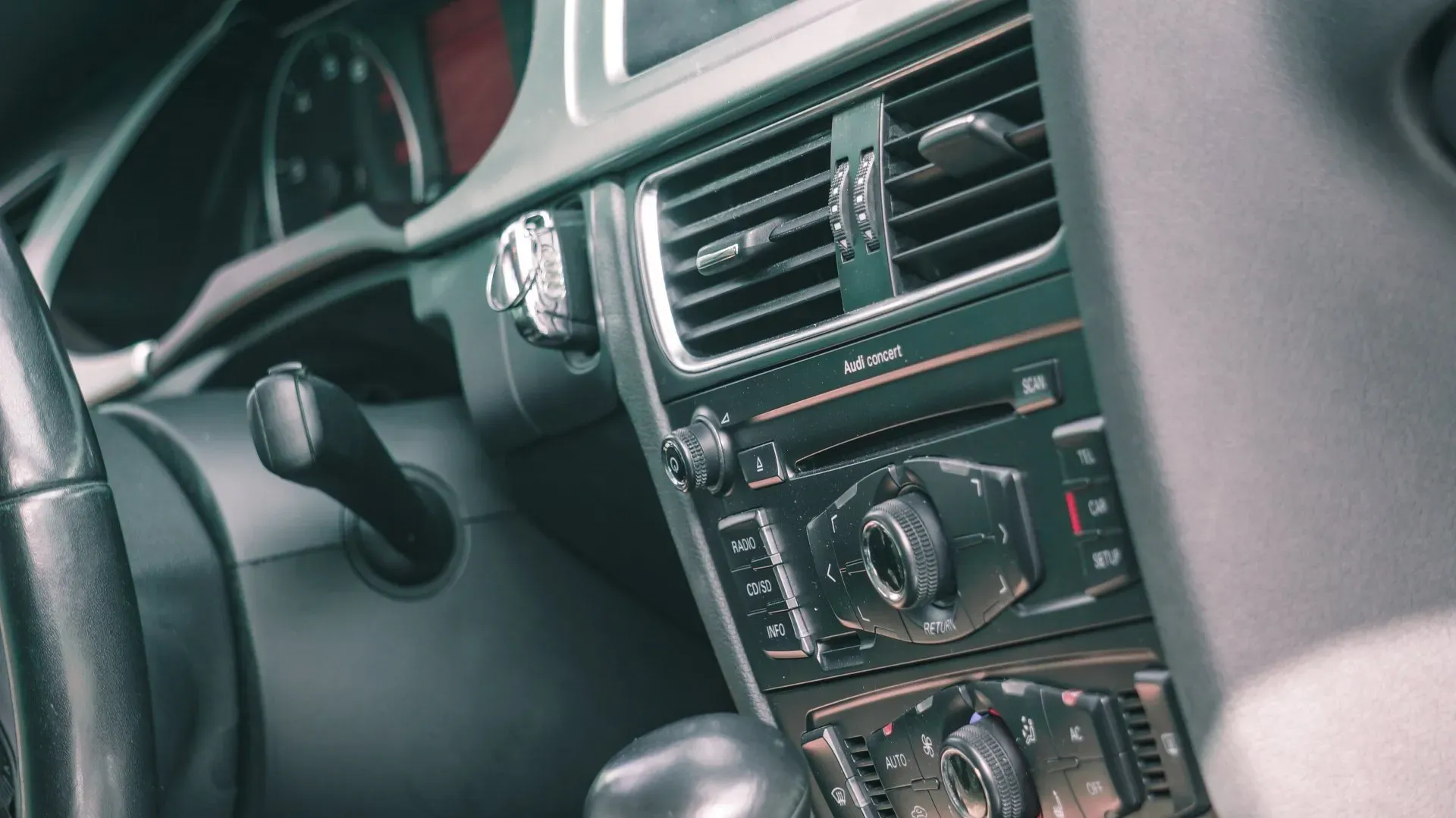 Tuvplāns no automašīnas paneļa.