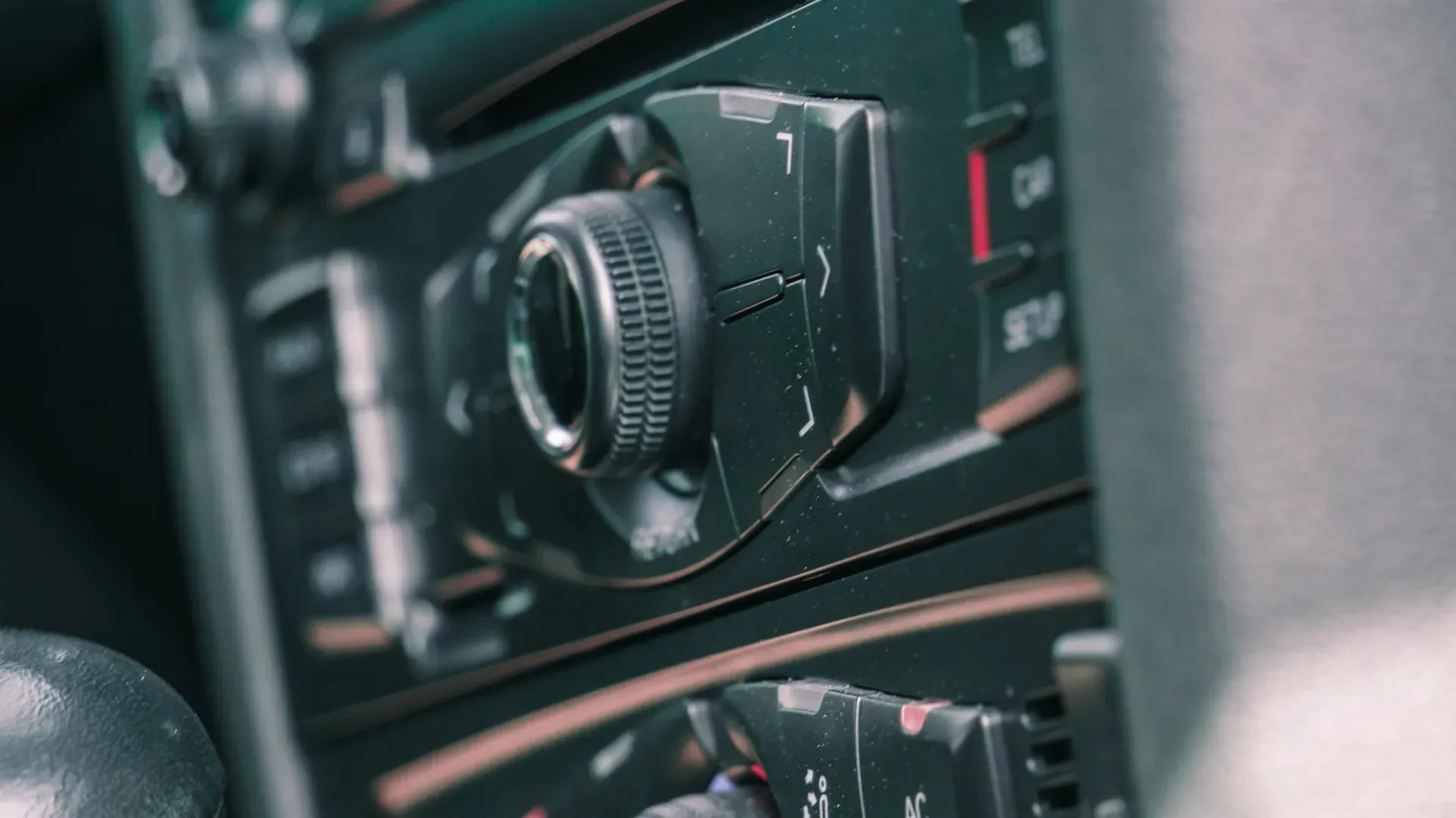 Tuvplāns no automašīnas paneļa ar kameru uz tā.