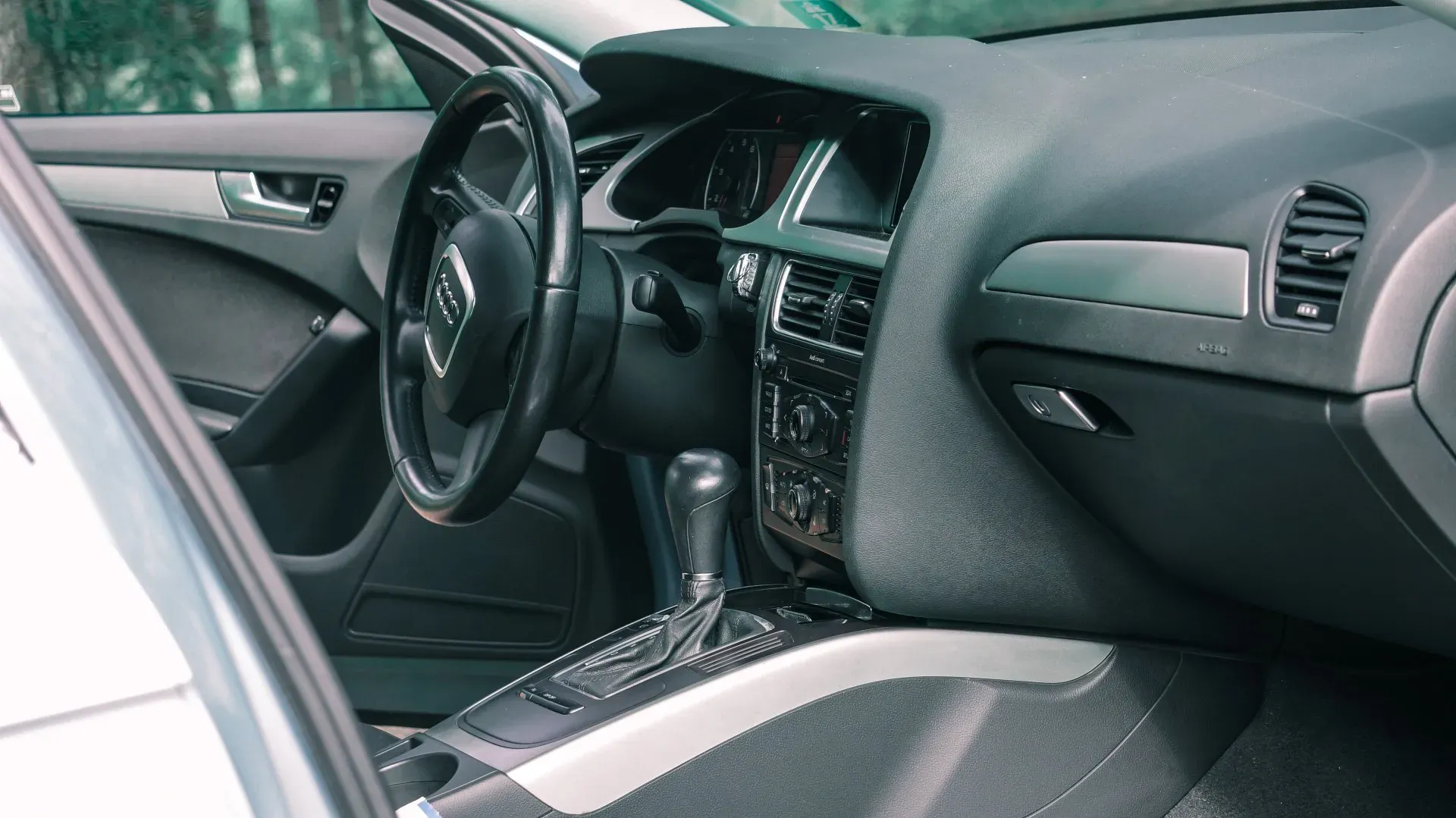 Tuvplāns automašīnas salonam ar atvērtām durvīm