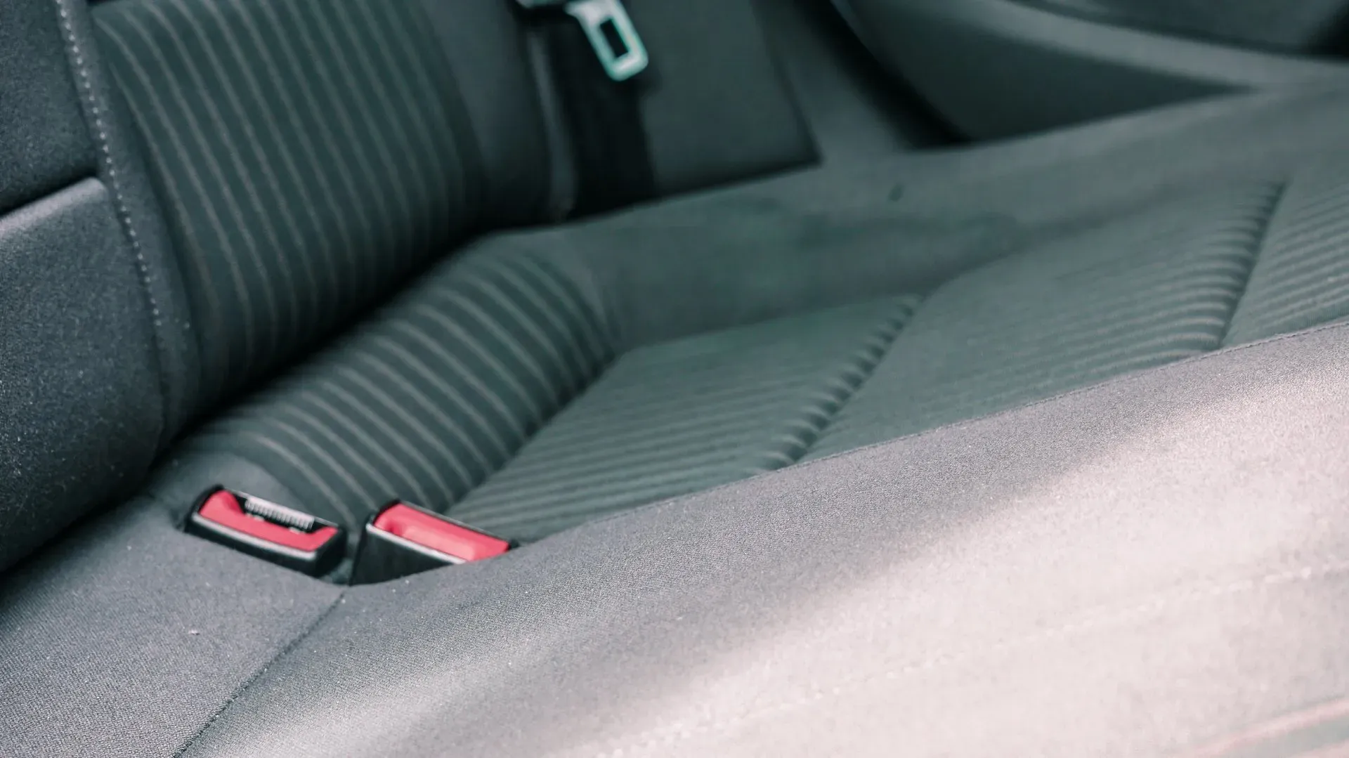 Tuvplāns automašīnas sēdeklim ar drošības jostu uz tā.