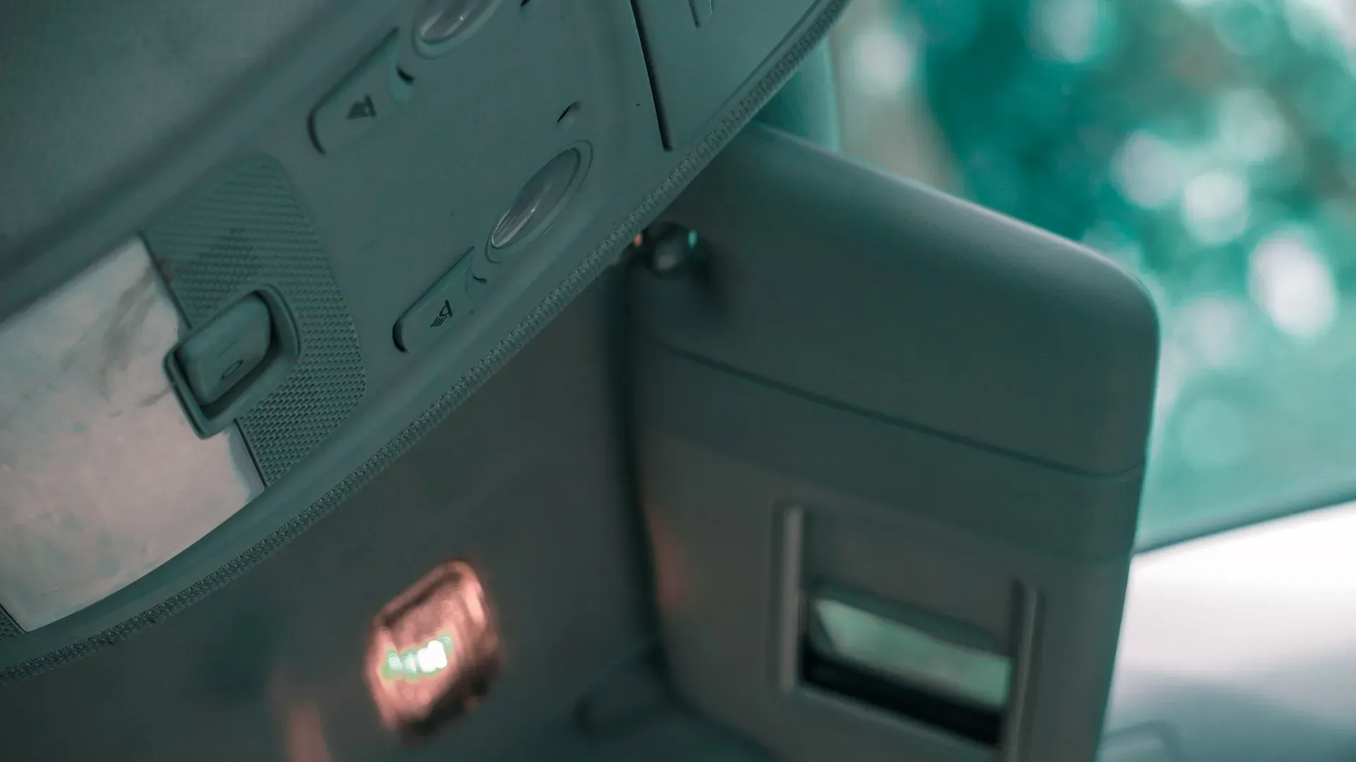 Tuvplāns saulessargam automašīnā.