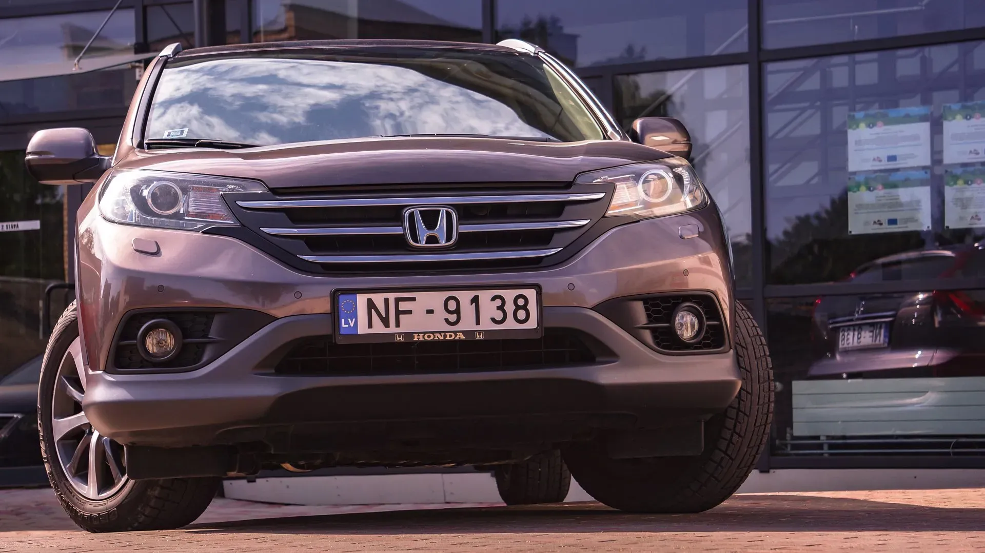 Honda cr v apvidus automašīna ir novietota pie automašīnu tirdzniecības vietas.