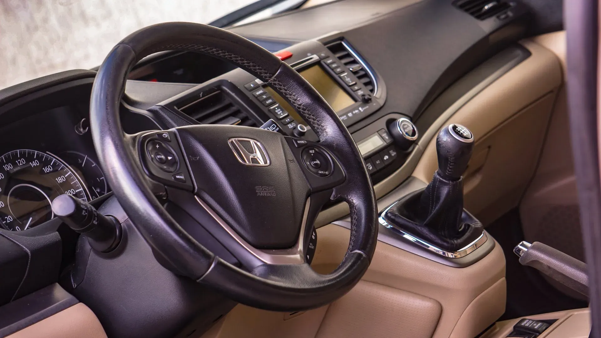 Tuvplāns no honda automašīnas stūres