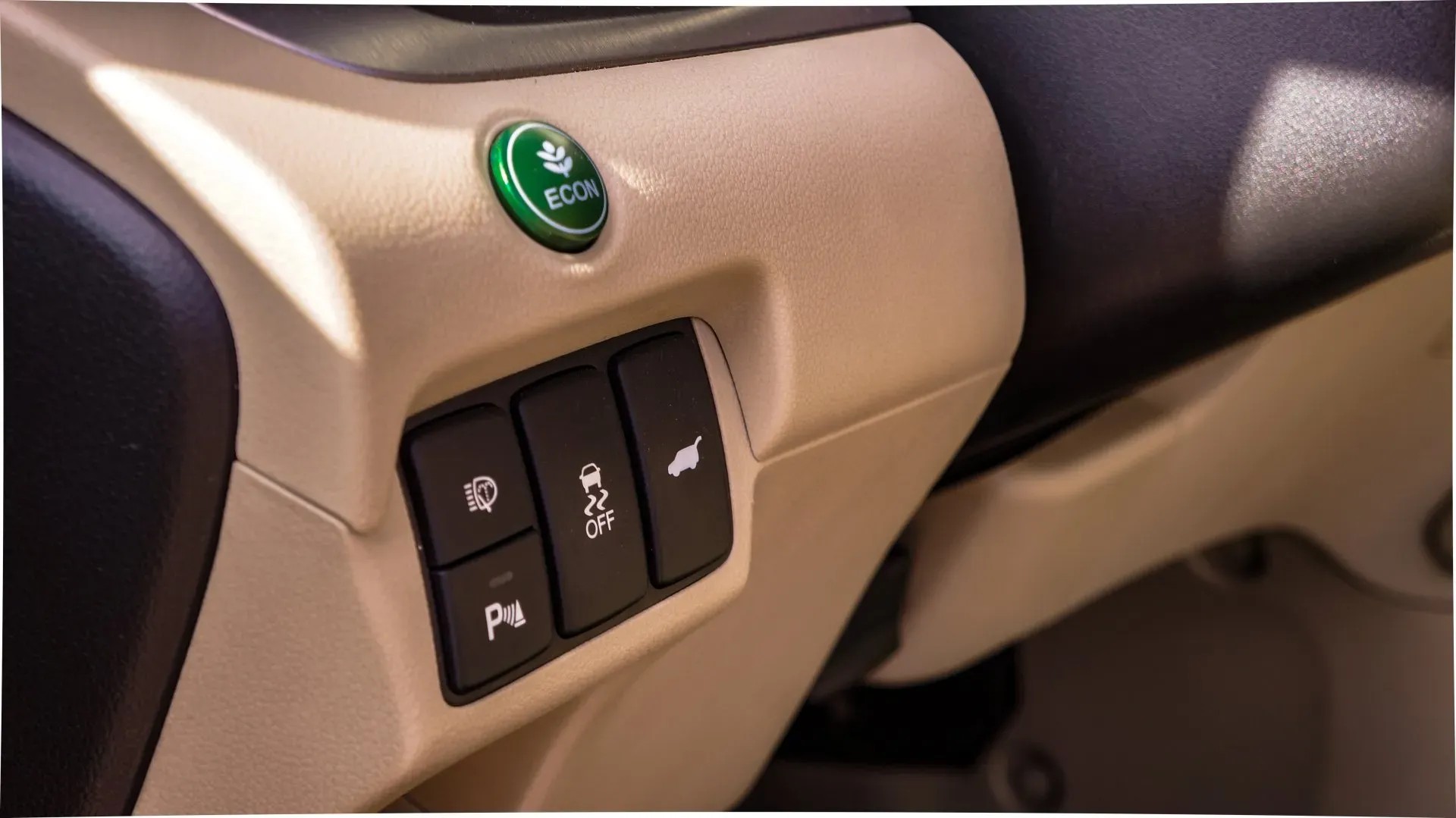 Automašīnas informācijas panelis ar zaļu pogu, kas saka eko