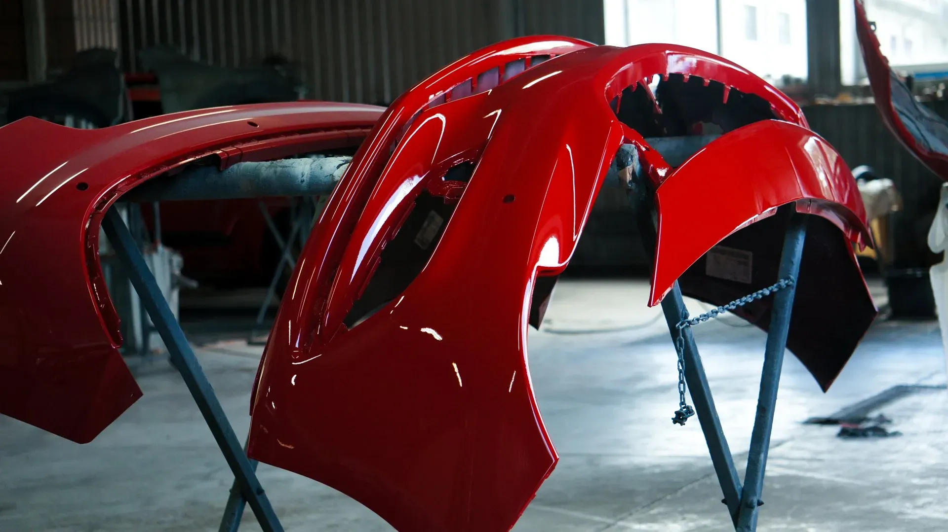 Bariņš sarkanu bamperu sēž uz statīva