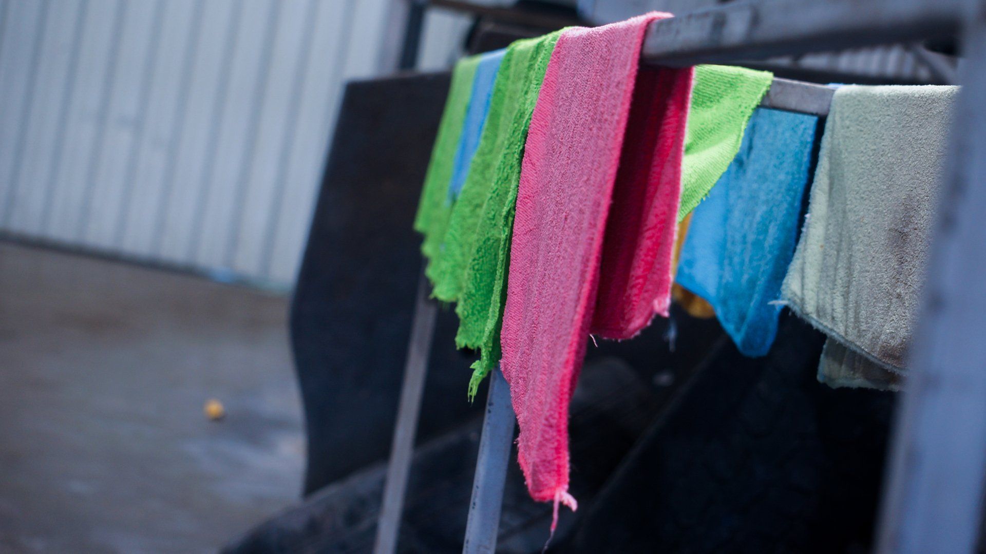 Uz plaukta karājas krāsainu dvieļu ķekars.