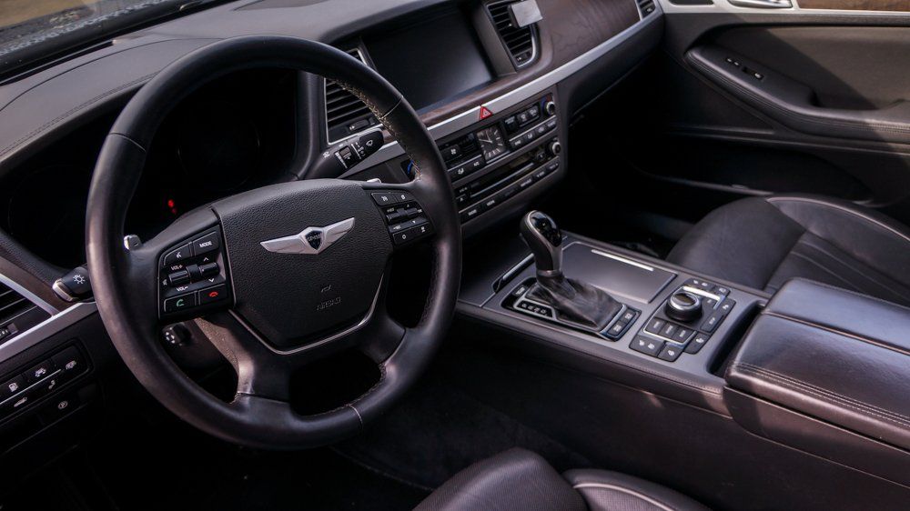 Automašīnas salons ar stūri un instrumentu paneli.