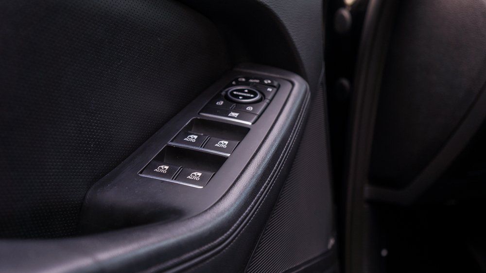 Tuvplāns no automašīnas durvīm ar pogām uz tām.