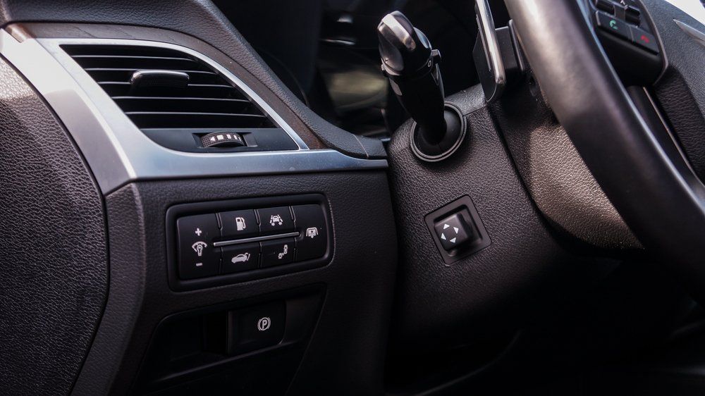 Automašīnas stūres un paneļa tuvplāns.