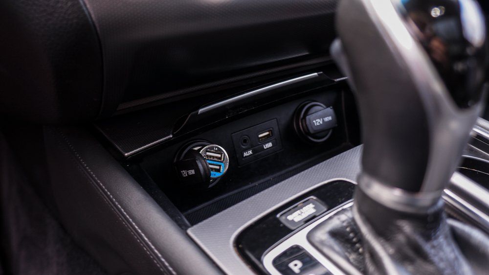 Tuvplāns no automašīnas salona ar lādētāju.