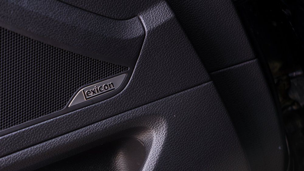 Tuvplāns automašīnas durvīm ar skaļruni uz tām.