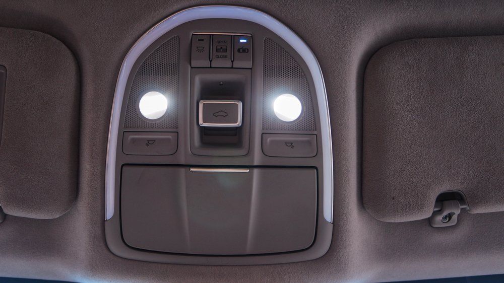 Tuvplāns automašīnas saulessargam ar divām gaismām uz tā.