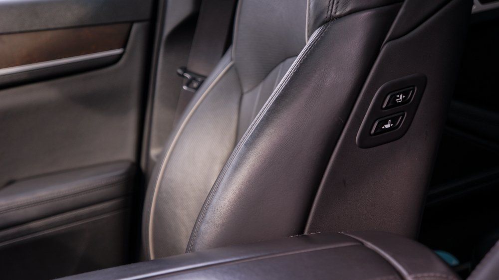 Tuvplāns no ādas sēdekļa automašīnā.