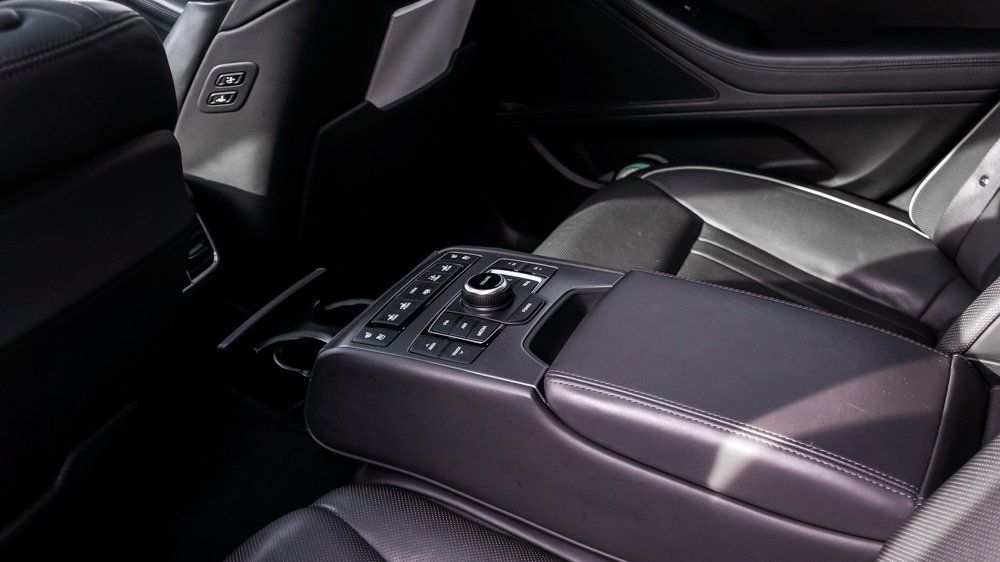 Tuvplāns no viduskonsoles automašīnā.