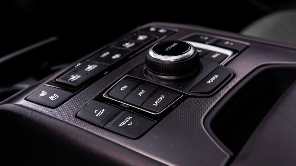 Tuvplāns no automašīnas paneļa ar pogām un pogu.